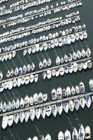 une grand nombre de bateaux dans une Marina photo