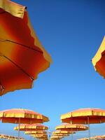 une rangée de Orange et Jaune parapluies photo