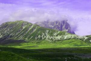 une Montagne avec une nuage couvert ciel photo