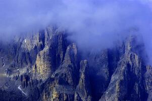 une Montagne avec une nuage couvert ciel photo