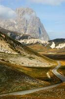 une route avec une Arrêtez signe dans le milieu de une champ photo