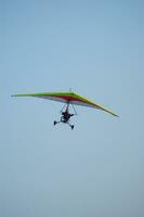 une pendre planeur en volant dans le ciel photo