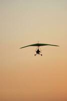 une pendre planeur est en volant dans le air photo