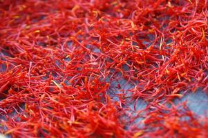 une pile de rouge Safran sur une assiette photo