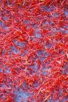 une pile de rouge Safran sur une assiette photo