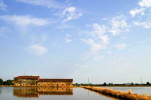 ancien fermes dans le riz des champs dans vercelles Italie photo