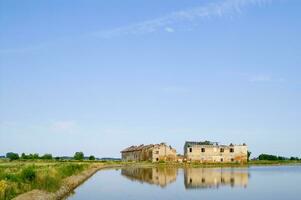 ancien fermes dans le riz des champs dans vercelles Italie photo