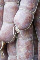 une pile de saucisses enveloppé dans corde photo