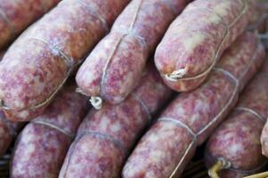 une pile de saucisses enveloppé dans corde photo