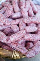 une pile de saucisses enveloppé dans corde photo