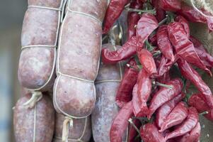 une pile de saucisses enveloppé dans corde photo