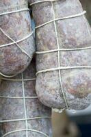 une pile de saucisses enveloppé dans corde photo