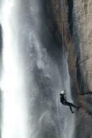 une la personne sur une corde escalade en haut une cascade photo