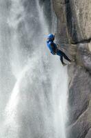 une la personne sur une corde escalade en haut une cascade photo