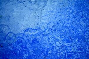 bleu abstrait Contexte avec l'eau gouttelettes photo