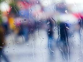 une floue image de une la personne en portant un parapluie photo