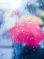 une floue image de une la personne en portant un parapluie photo