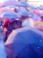 une floue image de une la personne en portant un parapluie photo