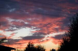 une rouge et Orange ciel avec des nuages photo