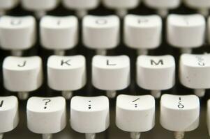une proche en haut de une machine à écrire clavier avec le des lettres oop photo