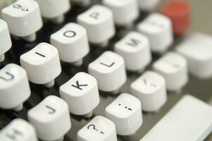 une proche en haut de une machine à écrire clavier avec le des lettres oop photo