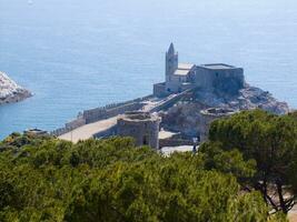 le église de le bord de mer village de portovenere Ligurie photo