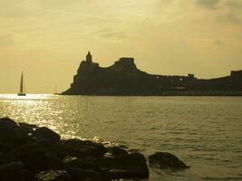 le église de portovenere à le coucher du soleil photo