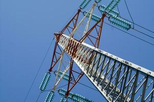 une haute Tension Puissance ligne avec fils et poteaux photo