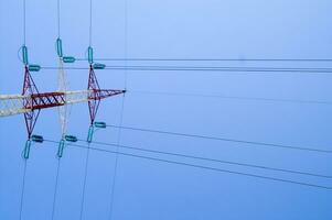 une haute Tension Puissance ligne avec fils et poteaux photo