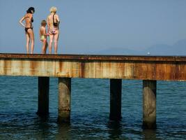 deux femmes en marchant sur une jetée photo