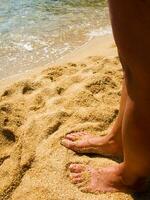 une paire de pieds sur une sablonneux plage photo