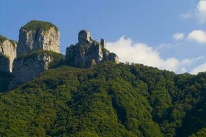 une Montagne intervalle avec une peu Maisons sur Haut photo