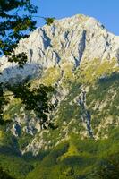 une Montagne intervalle avec une peu Maisons sur Haut photo