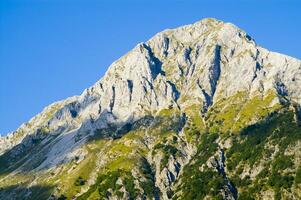 une Montagne intervalle avec une peu Maisons sur Haut photo