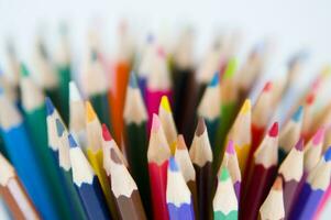 beaucoup coloré des crayons sont arrangé dans une rangée photo