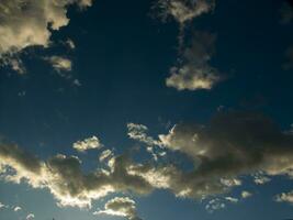 une grand bleu ciel avec blanc des nuages photo