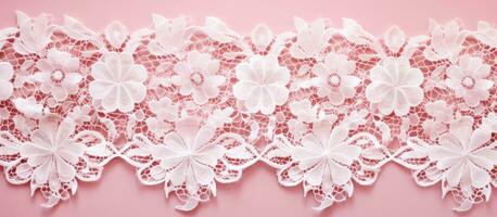 une fermer photographier de une magnifique blanc dentelle tissu sur une rose Contexte. détaillé floral modèle photo
