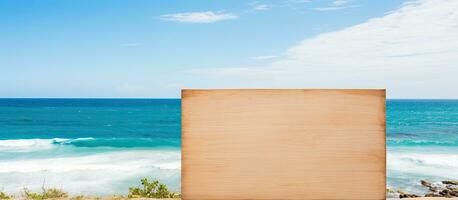 une Vide en bois signe est affiché contre le toile de fond de une bleu ciel et mer avec vagues. le signe photo