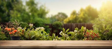 un Extérieur jardin Contexte avec une en bois table haut, lequel est vide et pouvez être utilisé pour commercialisation photo