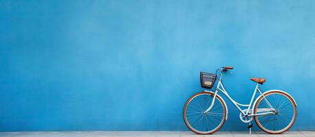 une haute qualité photo de une vélo est positionné contre une bleu mur, avec vide espace disponible