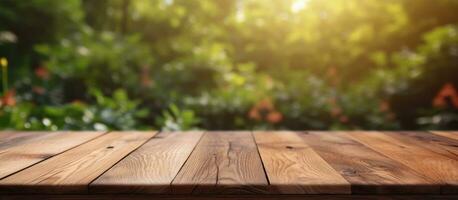 une en bois table avec non objets sur il et une floue jardin Contexte. le table est vide pour photo