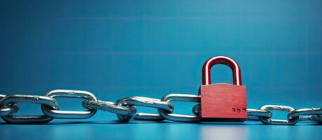 sécurité concept une rouge chaîne et cadenas sur une bleu Contexte symboliser sécurité. photo