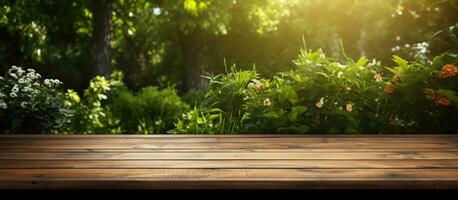 le Contexte de le image est une jardin, avec une en bois table sur il. le table est vide, fournir photo