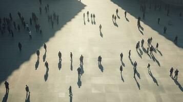 aérien vue de personnes marcher dans une spacieux carré fabriqué de béton photo