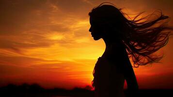 fille s silhouette des stands en dehors contre le le coucher du soleil photo