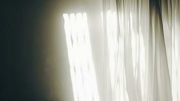défocalisé lumière de le fenêtre jette floue ombres sur le blanc mur imitant vide espace pour une maquette photo