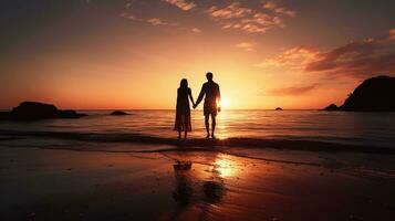 couple s silhouette à lever du soleil en portant mains sur rive affichage l'amour et romance photo