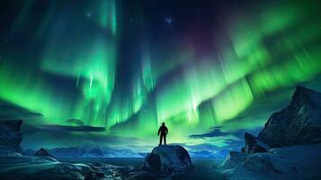 silhouette de une homme sur une Montagne avec le aurore borealis symbolisant liberté et Voyage photo
