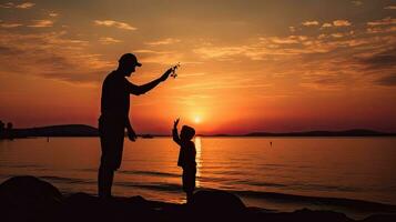 enfant et adulte mains toucher les doigts par le mer à le coucher du soleil photo