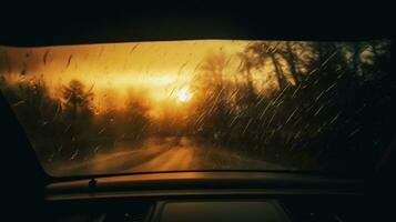 par le voiture s humide pare-brise le des arbres apparaître comme flou silhouettes dans le faible temps photo